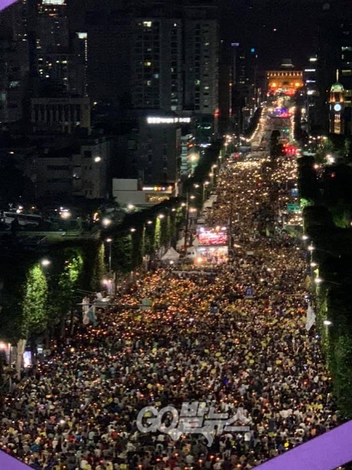 ▲ 제7차 사법적폐 청산을 위한 검찰개혁 촛불문화제 주최 측 추산, 100만 명이 넘는 시민들이 28일 저녁 대검찰청이 위치한 서울 서초동 일대에서 ‘검찰개혁’을 촉구하고 있다. ⓒ go발뉴스
