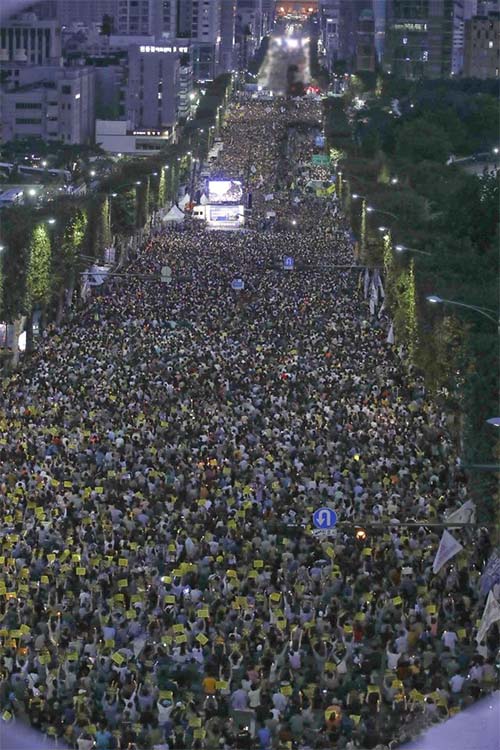 ▲ 28일 오후 서울 서초구 서울중앙지검 앞에서 열린 7차 검찰개혁 사법적폐청산을 위한 촛불집회에 수많은 인파가 모여 있다. <사진제공=뉴시스>