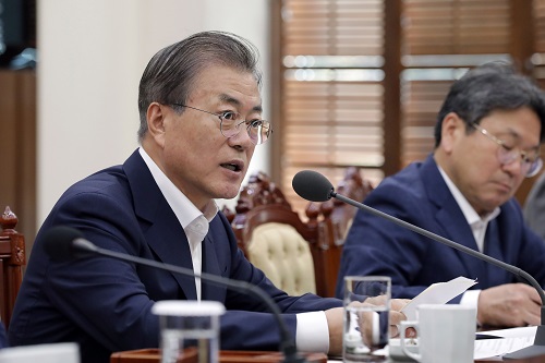 ▲ 문재인 대통령이 30일 오전 청와대 여민관 소회의실에서 법무부로부터 업무보고를 받은 후 발언하고 있는 모습. <사진제공=청와대/뉴시스>