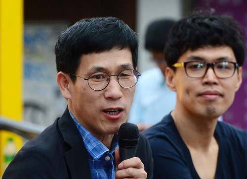 ▲ 2017년 5월8일 진중권 동양대학교 교수가 서울 서대문구 현대유플렉스 앞에서 열린 '심상정X촛불시민과 함께하는 12시간 필리버스킹에서 심상정 후보 지지 발언을 하고 있는 모습. <사진제공=뉴시스>