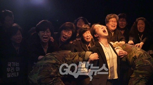 ▲ 군 의문사 문제를 다룬 연극 <이등병의 엄마> 중 한 장면.
