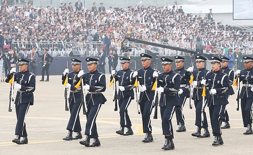 ▲ 1일 국군의 날을 맞아 대구 공군기지(제11전투비행단)에서 열린 '제71주년 국군의 날 행사'에서 각군 장병들이 멋진 의장행사를 선보이고 있다. <사진제공=뉴시스>
