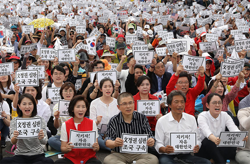 ▲ 자유한국당 황교안 대표와 나경원 원내대표, 단식중인 이학재 의원을 비롯한 당원들과 시민들이 3일 오후 서울 종로구 세종문화회관 앞에서 열린 ‘문재인 정권 헌정 유린 중단과 위선자 조국 파면 촉구대회’에서 구호를 외치고 있다. <사진제공=뉴시스>