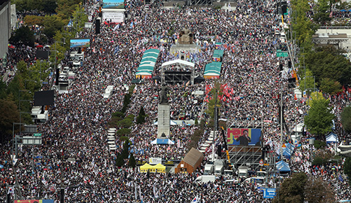 ▲ 3일 서울 광화문광장에서 자유한국당을 비롯한 보수단체가 문재인 대통령의 하야와 조국 법무부장관의 퇴진을 요구하며 집회를 하고 있다. <사진제공=뉴시스>