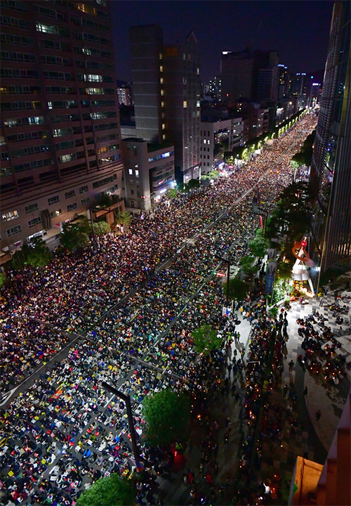 ▲ 12일 오후 서울 서초구 서울중앙지검에서 열린 제9차 사법적폐 청산을 위한 검찰개혁 촛불문화제 '최후통첩'에서 사법적폐청산 범국민시민연대 등 참가자들이 검찰 개혁과 공수처 설치를 촉구하고 있다. 사진은 사랑의교회 시계탑에서 바라본 전경. <사진제공=뉴시스>