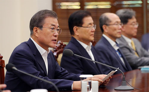 ▲ 문재인 대통령이 14일 청와대 여민관에서 열린 수석·보좌관회의에 참석, 발언을 하고 있다. <사진제공=뉴시스>