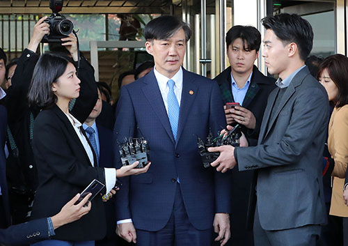 ▲ 사의를 표명한 조국 법무부 장관이 14일 오후 경기 과천시 정부과천청사 내 법무부를 떠나기전 기자질문에 답하고 있다. <사진제공=뉴시스>