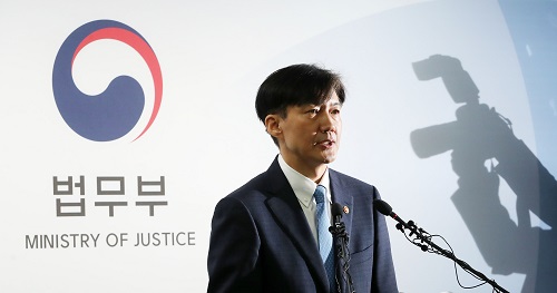 ▲ 조국 전 법무부 장관이 14일 오전 과천 정부종합청사 법무부 브리핑실에서 '직접수사 축소 등 검찰개혁 방안 브리핑'을 열고 검찰 특수부 명칭 변경과 부서 축소, 수사범위 제한 등의 내용을 담은 개정안을 발표하고 있는 모습. <사진제공=뉴시스>