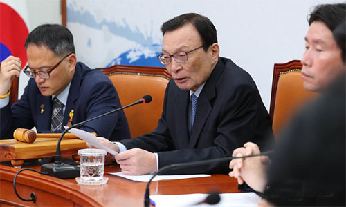 ▲ 이해찬 (가운데)더불어민주당 대표가 18일 오전 서울 여의도 국회에서 열린 더불어민주당 최고위원회의에서 모두발언을 하고 있다.<사진제공=뉴시스>