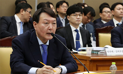 ▲ 윤석열 검찰총장이 17일 오전 서울 서초구 대검찰청에서 열린 국회 법제사법위원회의 대검찰청에 대한 국정감사에서 의원들 질의에 답하고 있다. 오른쪽은 한동훈 반부패·강력부장.<사진제공=뉴시스>