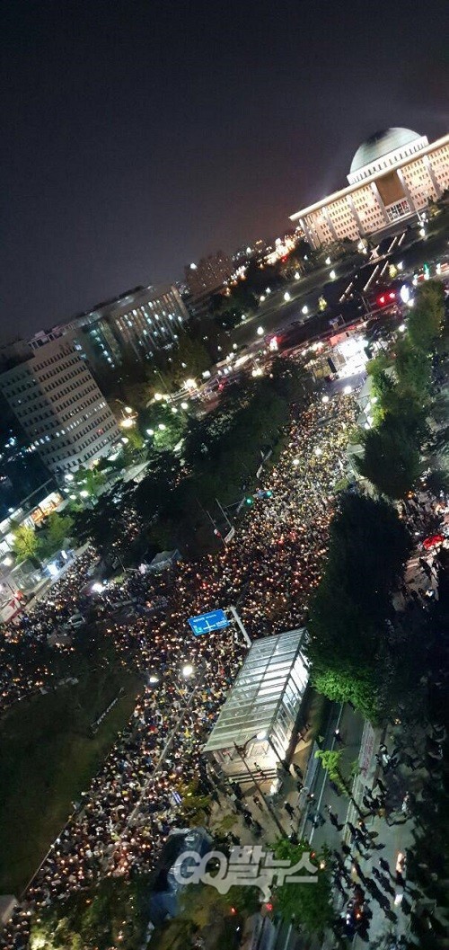 ▲ 19일 여의도 국회의사당 앞. 촛불을 든 시민들이 정치권에 '검찰개혁 완수'를 촉구하고 있다. <사진=민생경제연구소 안진걸 소장 제공>