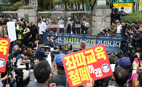 ▲ 최인호(오른쪽) 인헌고등학교 학생수호연합 대변인이 23일 오후 서울 관악구 인헌고등학교 앞에서 학생수호연합측 입장을 밝히고 있다. 최 대변인은 학교 마라톤 대회에서 사상주입 피해를 입었다고 주장했다. <사진제공=뉴시스>