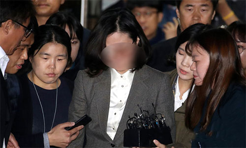 ▲ 조국 전 법무부 장관의 부인 정경심 동양대학교 교수가 자본시장법 위반(허위신고 및 미공개정보 이용) 등 혐의에 대한 영장실질심사(구속 전 피의자 심문)를 마친 후 서울 서초구 서울중앙지방법원을 나서고 있다. <사진제공=뉴시스>