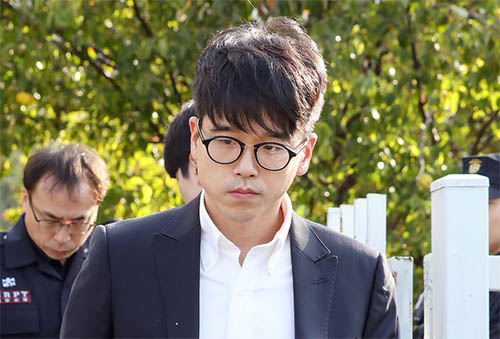 ▲ 이재현 CJ그룹 회장의 장남 이선호(29)씨가 24일 오후 인천 미추홀구 인천지방법원에서 열린 해외에서 변종대마를 흡연하고 밀반입한 혐의에 대한 1심 선고공판에서 집행유예를 선고 받고 석방되고 있다. <사진제공=뉴시스>