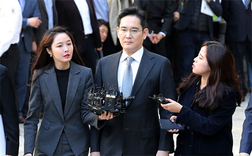 ▲ 이재용 삼성전자 부회장이 25일 오전 서울 서초구 서울고등법원에서 '국정농단' 사건과 관련 파기환송심 1차 공판을 마치고 차량으로 향하고 있다. <사진제공=뉴시스>