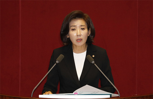 ▲ 나경원 자유한국당 원내대표가 29일 서울 여의도 국회에서 열린 제371회국회(정기회) 제8차 본회의에서 교섭단체 대표연설을 하고 있다. <사진제공=뉴시스>