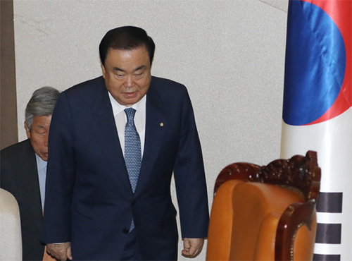 ▲ 문희상 국회의장이 29일 오전 서울 여의도 국회 본회의에서 교섭단체 대표 연설에 앞서 회의장으로 들어서고 있다.<사진제공=뉴시스>