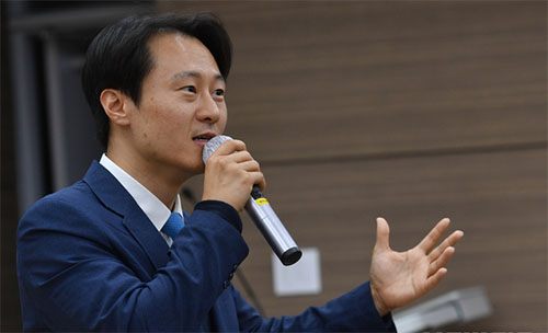 ▲ 이탄희 공익인권법재단 공감 변호사가 지난 17일 광주 북구 용봉동 전남대학교 법학전문대학원에서 '법원·검찰을 알아야 하는가, 30년간 미뤄온 사법개혁'이라는 주제로 강연을 하고 있는 모습. <사진제공=뉴시스>