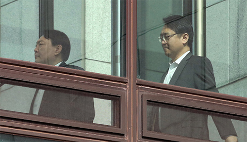 ▲ 조국 전 법무부장관에 대한 검찰 소환이 임박한 것으로 관측되는 가운데 윤석열 검찰총장이 5일 오후 서울 서초구 대검찰청에서 구내식당으로 이동하고 있다. 오른쪽은 강남일 대검 차장검사. <사진제공=뉴시스>