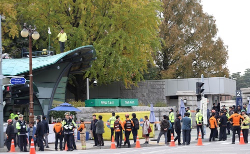 ▲ 형제복지원 사건 피해자가 6일 오후 서울 여의도 국회 앞 9호선 국회의사당역 지붕에 올라가 농성을 하고 있다. <사진제공=뉴시스>