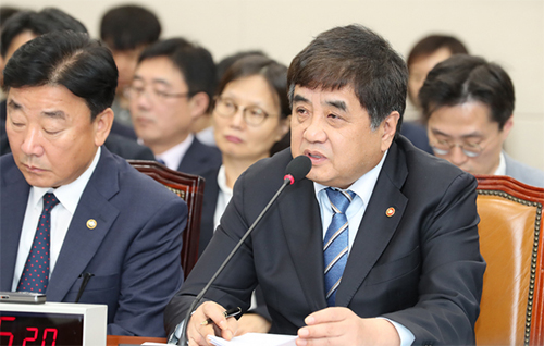 ▲ 한상혁 방송통신위원회 위원장이 지난 10월21일 오전 서울 여의도 국회 과학기술정보방송통신위원회에서 열린 방송통신위원회·원자력안전위원회 소관 감사 대상기관 종합 국정감사에서 의원들의 질의에 답변하고 있다. <사진제공=뉴시스>