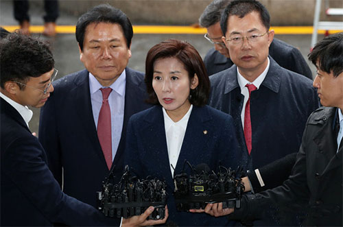 ▲ 나경원 자유한국당 원내대표가 13일 오후 국회 패스트트랙(신속처리안건) 충돌 사건과 관련 조사를 받기 위해 서울 양천구 서울남부지방검찰청으로 출석, 취재진 질문에 답변하고 있다. <사진제공=뉴시스>