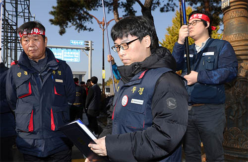 ▲ 진윤석(가운데) 전국삼성전자노동조합 위원장이 16일 오후 서울 여의도 국회 앞에서 열린 '노조할 권리 쟁취! 노동법개악 저지! 2019 한국노총 전국노동자대회'에서 현장발언을 준비하며 생각에 잠겨 있다. <사진제공=뉴시스>