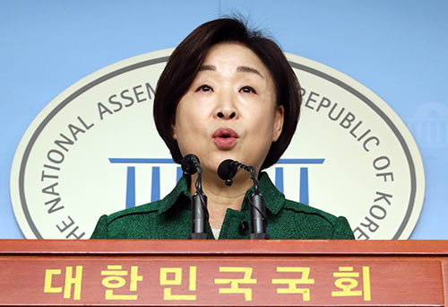 ▲ 심상정 정의당 대표가 18일 오전 서울 여의도 국회 정론관에서 기자회견을 열고 국회의원 세비삭감 법안 발의를 촉구하고 있다. <사진제공=뉴시스>