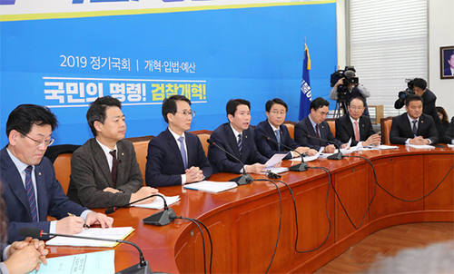 ▲ 이인영 (왼쪽 세번째)더불어민주당 원내대표가 19일 오전 서울 여의도 국회에서 열린 원내대표단-상임위간사단 연석회의에 참석해 모두발언을 하고 있다. <사진제공=뉴시스>