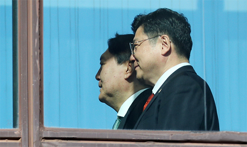 ▲ 윤석열 검찰총장과 이찬희 대한변호사협회장이 20일 서울 서초구 대검찰청에서 구내식당으로 이동하고 있다. <사진제공=뉴시스>