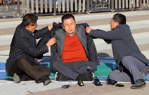 ▲ 당초 황교안 대표는 청와대 앞 분수대광장에서 무기한 단식농성에 돌입할 계획이었으나 청와대에서 경호 등을 이유로 난색을 표하고 경찰의 제지를 받자, 자유한국당은 국회 본청 앞에 천막을 치고 단식농성을 준비하기로 계획을 변경했다. <사진제공=뉴시스>