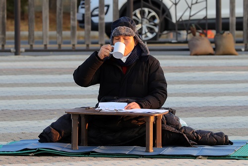 ▲ 황교안 자유한국당 대표가 21일 오전 청와대 분수대 앞에서 이틀째 '총체적 국정실패 규탄'을 위한 단식 투쟁을 이어가고 있다. 지난 밤 국회의사당으로 자리를 옮겨 단식을 이어가던 황 대표는 이날 청와대 분수대로 다시 자리를 옮겼다. <사진제공=뉴시스>