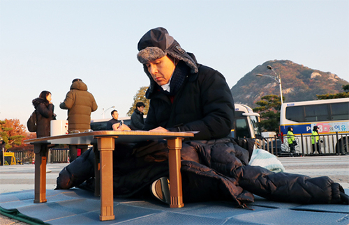 ▲ 황교안 자유한국당 대표가 21일 오전 청와대 분수대 앞에서 이틀째 총체적 국정실패 규탄을 위한 단식 투쟁을 이어가고 있다. 지난 밤 국회의사당으로 자리를 옮겨 단신을 이어가던 황 대표는 이날 청와대 분수대로 다시 자리를 옮겼다. <사진제공=뉴시스>