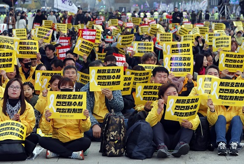 ▲ 4.16세월호참사 가족협의회가 지난 2일 서울 광화문 광장에서 '국민고소고발인 대회'를 열고 세월호 참사 전면 재수사, 책임자 처벌 등을 촉구하고 있는 모습. <사진제공=뉴시스>