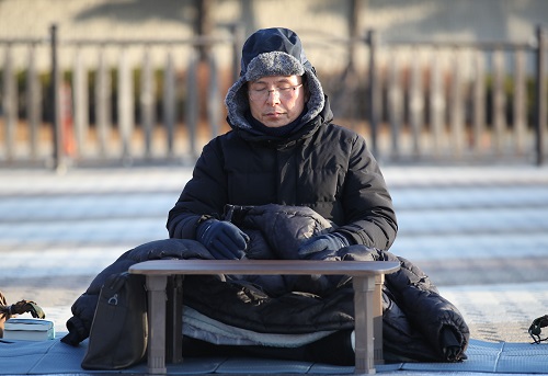 ▲ 22일 오전 청와대 분수대 앞에서 단식농성 중인 자유한국당 황교안 대표. <사진제공=뉴시스>