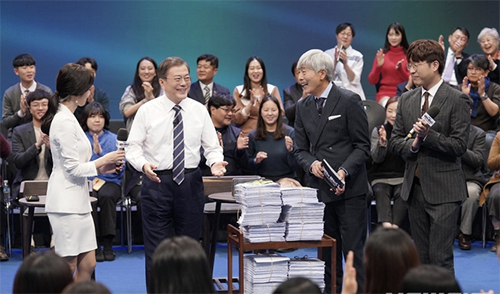 ▲ 문재인 대통령이 19일 오후 서울 MBC 미디어센터에서 열린 '국민이 묻는다, 2019 국민과의 대화'에 참석해 국민패널과 온라인 참여자 질문지를 받고 있다. <사진제공=뉴시스>