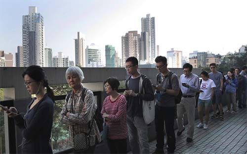 ▲ 홍콩 유권자들이 24일 구의회 선거에 참여하기 위해 투표소 앞에 줄을 서 있다. <사진제공=뉴시스>
