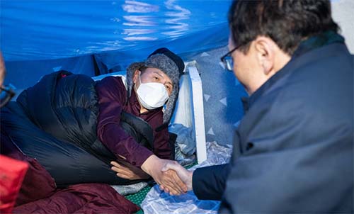 ▲ 이해찬 더불어민주당 대표가 25일 오전 서울 청와대 분수대 앞에서 엿새째 단식농성을 이어가고 있는 황교안 자유한국당 대표를 찾아 인사를 나누고 있다. <사진제공=뉴시스>