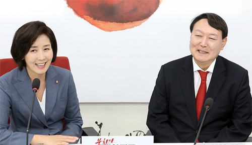 ▲ 윤석열 검찰총장이 지난 8월8일 서울 여의도 국회에서 자유한국당 나경원 원내대표를 예방하여 대화를 나누다가 웃고 있다. <사진제공=뉴시스>