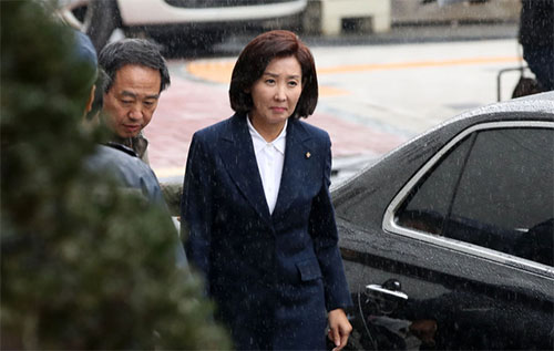 ▲ 나경원 자유한국당 원내대표가 13일 오후 국회 패스트트랙(신속처리안건) 충돌 사건과 관련 조사를 받기 위해 서울 양천구 서울남부지방검찰청으로 출석, 차량에서 내리고 있다. <사진제공=뉴시스>