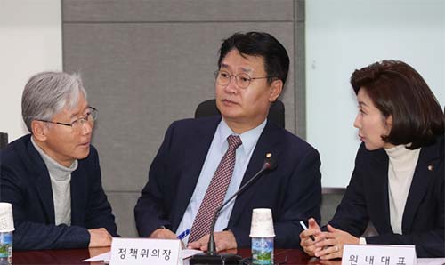 ▲ 나경원 자유한국당 대표와 여상규 법사위원장이 26일 서울 여의도 국회 의원회관에서 열린 공수처법 추진 위험, 위법성 검토 특별세미나에서 대화를 하고 있다. 가운데는 정용기 정책위의장.<사진제공=뉴시스>