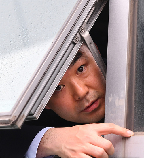 ▲ 지난 4월25일 자유한국당 의원들이 채이배 바른미래당 의원의 의원실을 점거하자 채 의원이 창문을 통해 기자들과 인터뷰하고 있는 모습. <사진제공=뉴시스>