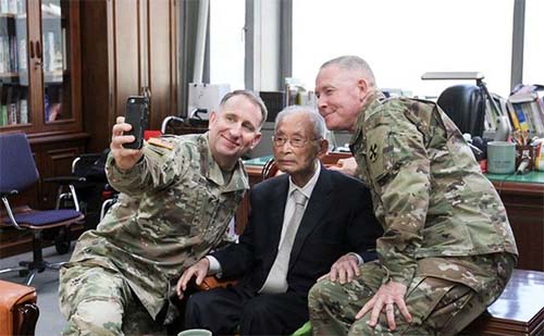 ▲ 주한미군은 26일 소셜네트워크서비스(SNS)인 페이스북을 통해 로버트 에이브럼스 사령관이 100세 생일은 맞은 백선엽 예비역 대장을 만났다고 밝혔다. <사진=주한미군 페이스북, 뉴시스>