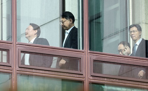 ▲ 윤석열 검찰총장이 지난 25일 서울 서초구 대검찰청에서 점심식사를 위해 구내식당으로 이동하고 있는 모습. <사진제공=뉴시스>