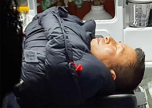 ▲ 8일째 단식농성중이던 황교안 자유한국당 대표가 27일 오후 서울 청와대 분수대 앞 단식농성장에서 의식을 잃은 후 병원으로 이송되고 있다. <사진 = 자유한국당 제공, 뉴시스>