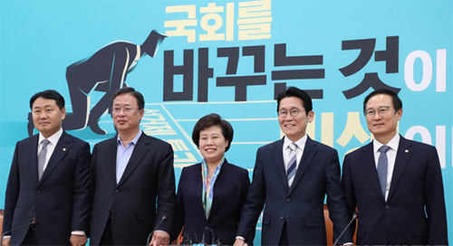 ▲ 김관영 바른미래당 의원(왼쪽부터)·유성엽 대안신당 창당준비위원장·조배숙 민주평화당 원내대표·윤소하 정의당 원내대표·홍영표 더불어민주당 의원이 27일 오후 서울 여의도 국회 바른미래당 회의실에서 여야 4+1 회의에 앞서 포즈를 취하고 있다. <사진제공=뉴시스>
