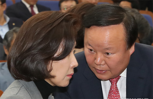 ▲ 나경원 자유한국당 원내대표와 김재원 예결위원장이 27일 서울 여의도 국회에서 열린 의원총회에서 대화를 하고 있다. <사진제공=뉴시스>