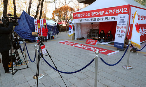 ▲ 정미경(왼쪽), 신보라 자유한국당 최고위원이 28일 오후 서울 청와대 분수대 앞에서 병원으로 이송된 황교안 대표를 이어 단식을 하고 있다. <사진제공=뉴시스>