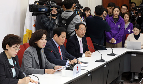 ▲ 나경원 자유한국당 원내대표가 29일 오후 서울 여의도 국회에서 긴급기자회견을 갖고 교통사고로 아이를 잃은 해인·하준이·태호·민식 가족이 지켜보는 가운데 모든 안건에 대한 무제한 토론(필리버스터)을 국회 의사과에 신청했다고 밝히고 있다. <사진제공=뉴시스>