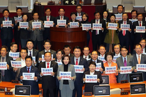 ▲ 자유한국당 의원들이 29일 오후 서울 여의도 국회 본회의장에서 필리버스터 보장을 주장하는 문구를 들고 구호를 외치고 있는 모습. <사진제공=뉴시스>